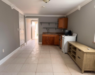 2438 Thomas Street - Photo Thumbnail 3