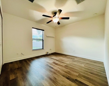 5713 Seagrape Drive - Photo Thumbnail 7