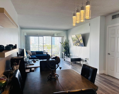 500 Bayview Drive - Photo Thumbnail 2