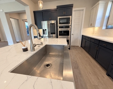 943 Marie Drive - Photo Thumbnail 9