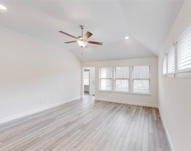 272 Tallgrass Drive - Photo Thumbnail 7