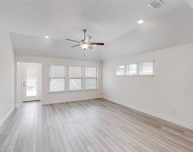 272 Tallgrass Drive - Photo Thumbnail 8