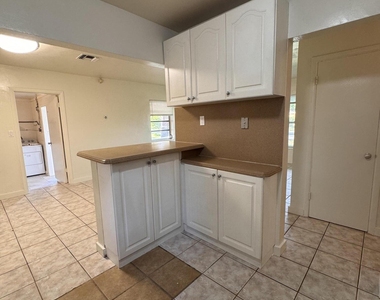 1148 Arizona Avenue - Photo Thumbnail 9