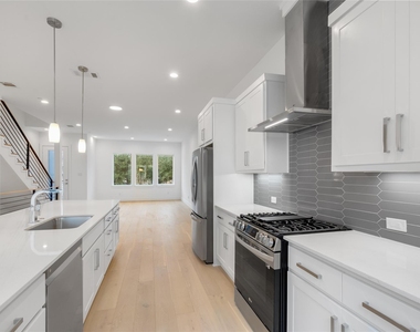 3915 N Hall Street - Photo Thumbnail 4