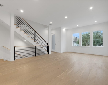3915 N Hall Street - Photo Thumbnail 2