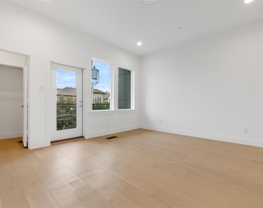 3915 N Hall Street - Photo Thumbnail 8