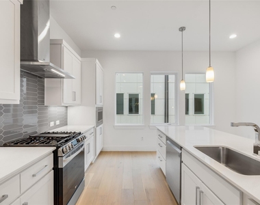 3915 N Hall Street - Photo Thumbnail 5