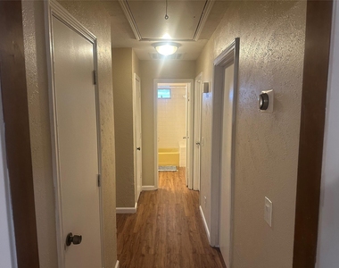 2809 Teakwood Lane - Photo Thumbnail 8