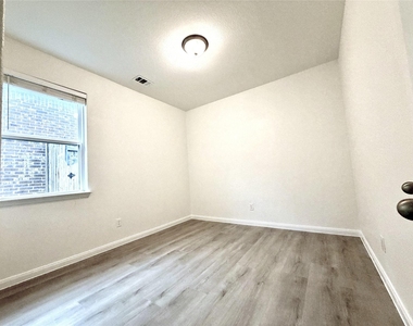 2317 Mulberry Drive - Photo Thumbnail 9