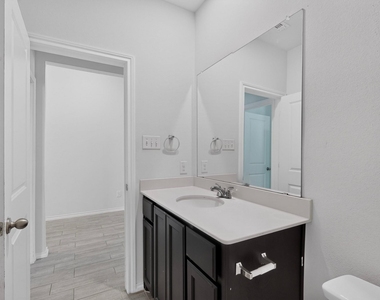 1613 Abbottsford Avenue - Photo Thumbnail 9