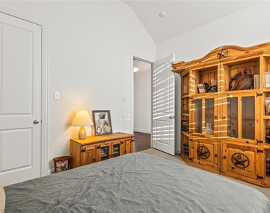 816 Hollett Court - Photo Thumbnail 10