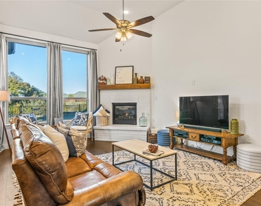816 Hollett Court - Photo Thumbnail 4