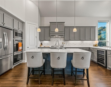 816 Hollett Court - Photo Thumbnail 7