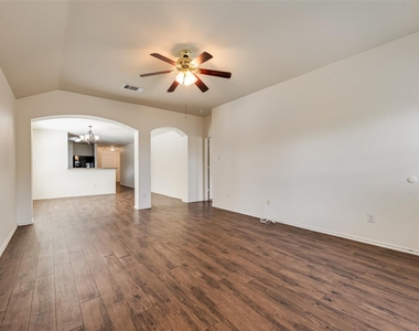 1405 Pampa Grass Drive - Photo Thumbnail 8