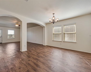 1405 Pampa Grass Drive - Photo Thumbnail 6