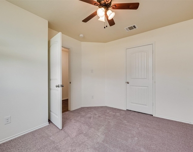 1405 Pampa Grass Drive - Photo Thumbnail 13