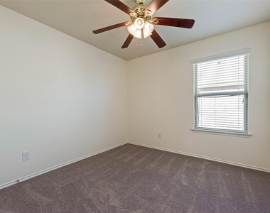 1405 Pampa Grass Drive - Photo Thumbnail 16