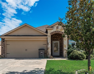 1405 Pampa Grass Drive - Photo Thumbnail 3