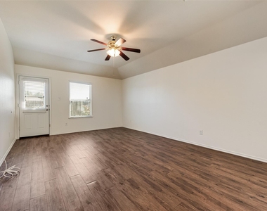 1405 Pampa Grass Drive - Photo Thumbnail 9