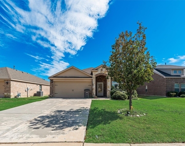 1405 Pampa Grass Drive - Photo Thumbnail 2