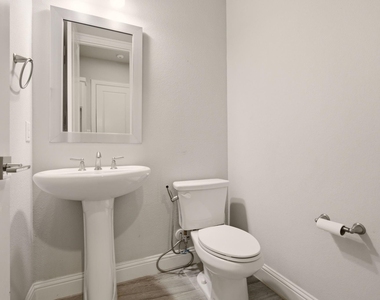 1014 Devonshire Drive - Photo Thumbnail 11