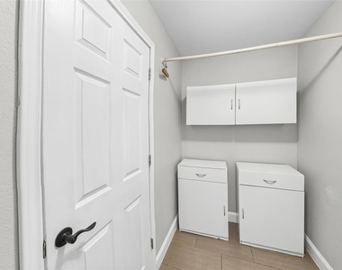 2909 White Oak Lane - Photo Thumbnail 20