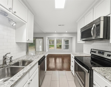 2909 White Oak Lane - Photo Thumbnail 9
