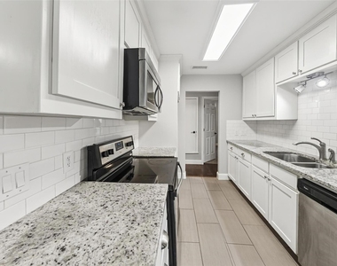2909 White Oak Lane - Photo Thumbnail 8