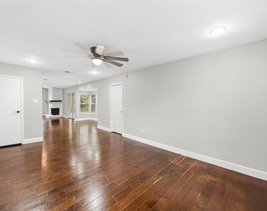 2909 White Oak Lane - Photo Thumbnail 5