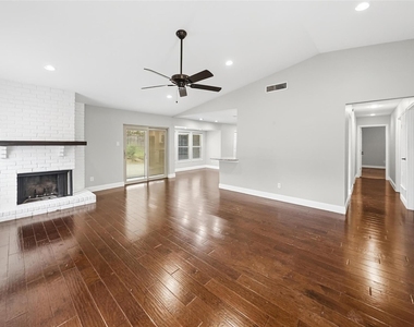 2909 White Oak Lane - Photo Thumbnail 2
