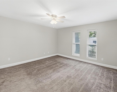2909 White Oak Lane - Photo Thumbnail 11