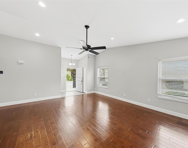 2909 White Oak Lane - Photo Thumbnail 3