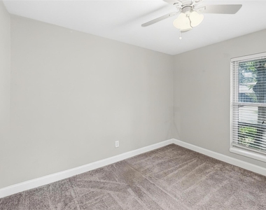 2909 White Oak Lane - Photo Thumbnail 16