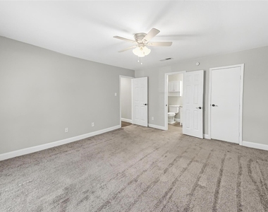 2909 White Oak Lane - Photo Thumbnail 10