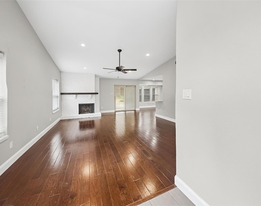 2909 White Oak Lane - Photo Thumbnail 21