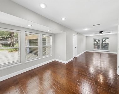 2909 White Oak Lane - Photo Thumbnail 7