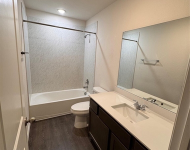 1209 Fieldstone Court - Photo Thumbnail 6