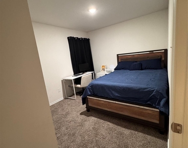 1209 Fieldstone Court - Photo Thumbnail 7