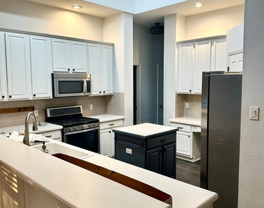 4327 Chasemoor Place - Photo Thumbnail 6