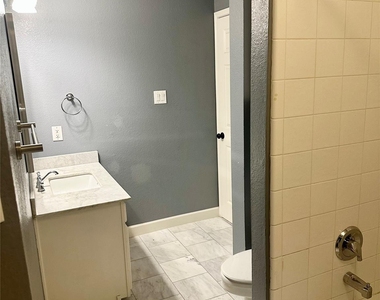 4327 Chasemoor Place - Photo Thumbnail 10