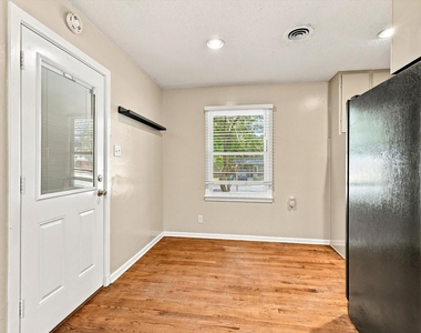 204 University Drive - Photo Thumbnail 8