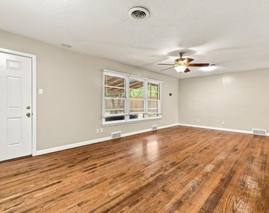 204 University Drive - Photo Thumbnail 4