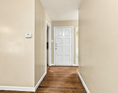 204 University Drive - Photo Thumbnail 3