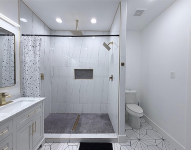3301 Garden Lane - Photo Thumbnail 12