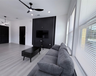 3301 Garden Lane - Photo Thumbnail 4