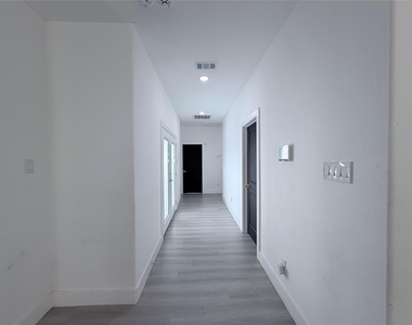 3301 Garden Lane - Photo Thumbnail 9