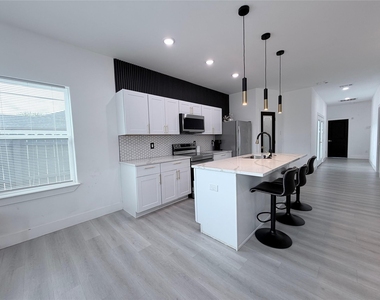 3301 Garden Lane - Photo Thumbnail 6