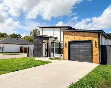 3301 Garden Lane - Photo Thumbnail 1