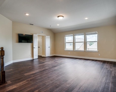 1060 Enchanted Rock Drive - Photo Thumbnail 16