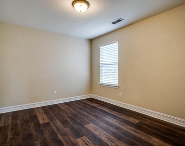 1060 Enchanted Rock Drive - Photo Thumbnail 18